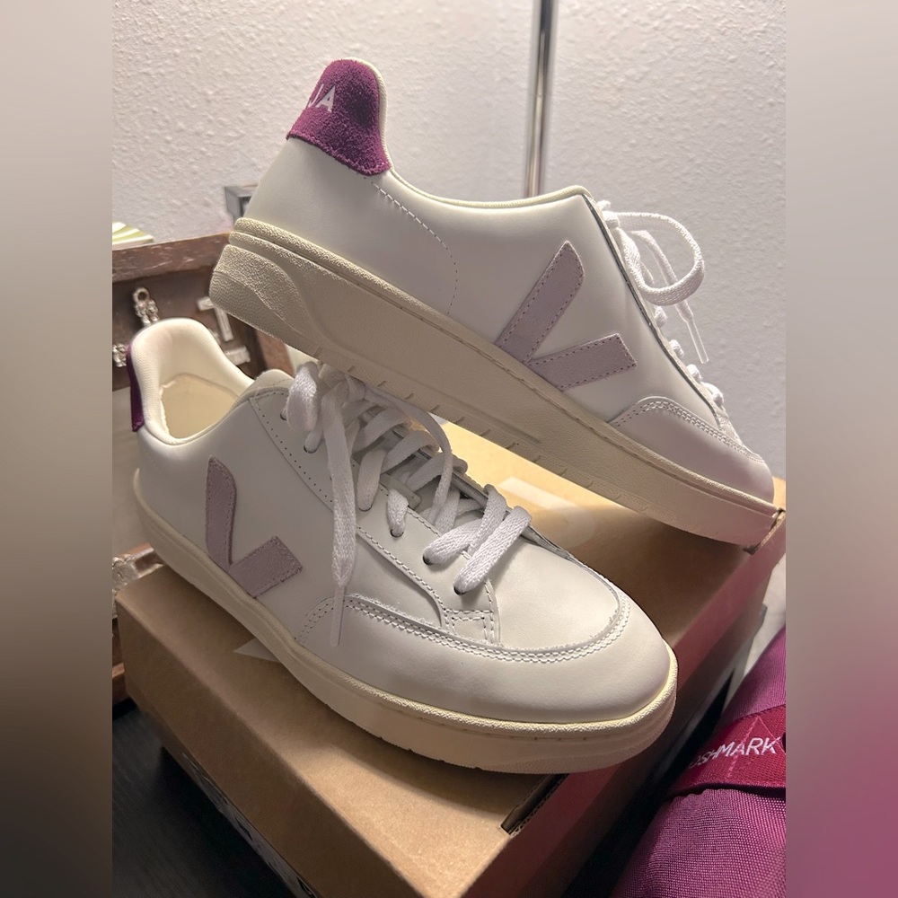 VEJA V-12 LEATHER WHITE PARME MAGENTA - Picture 3 of 4